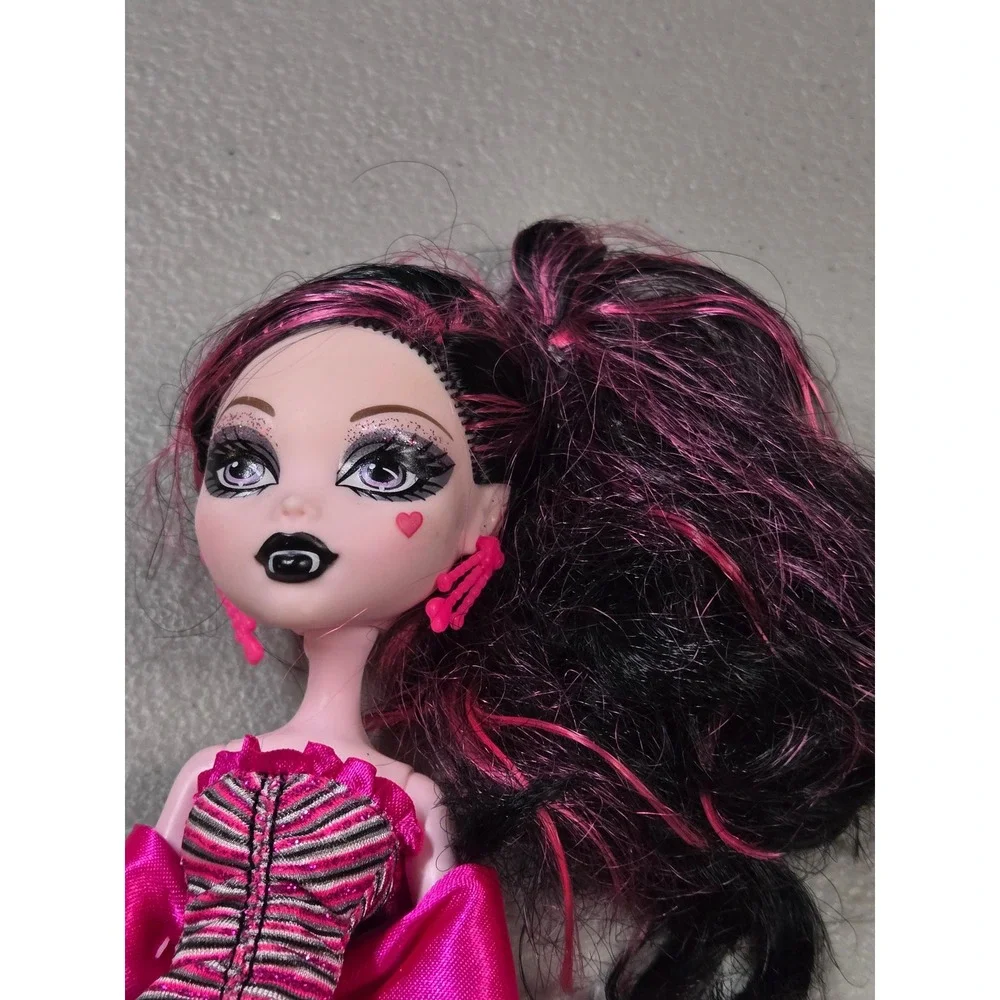 Monster High G1 2011 Dawn of the Dance Draculaura Doll Dress Purse Earrings Bow